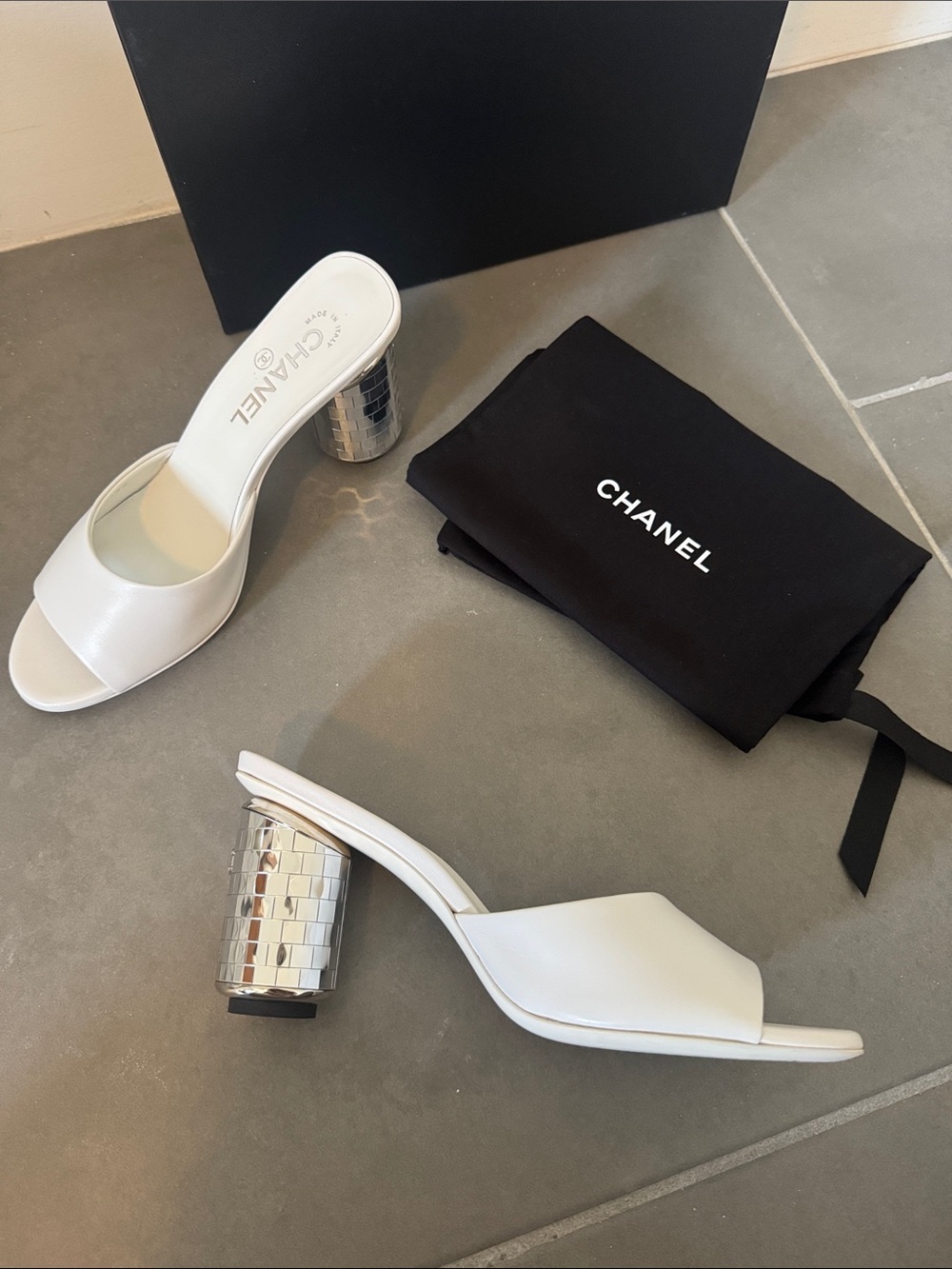 CHANEL White Leather Open-Toe Mules with Cylindrical Heel - Picture 5 of 6